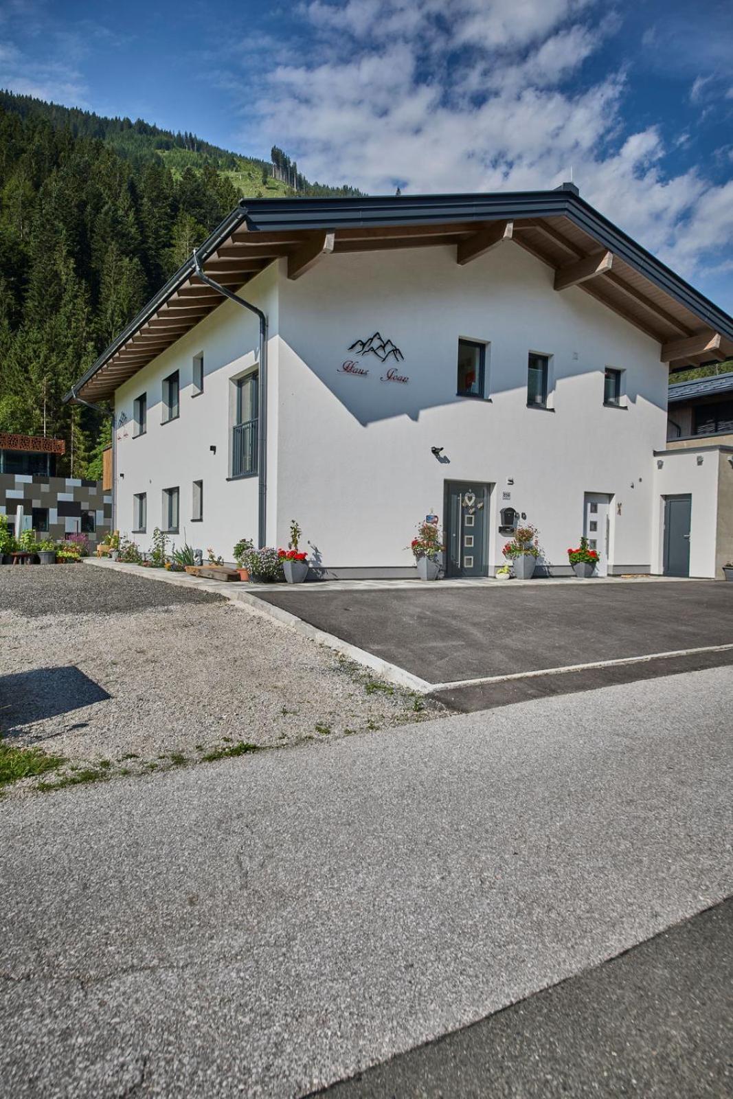 Haus Joan - Apartments Saalbach-Hinterglemm Exterior photo